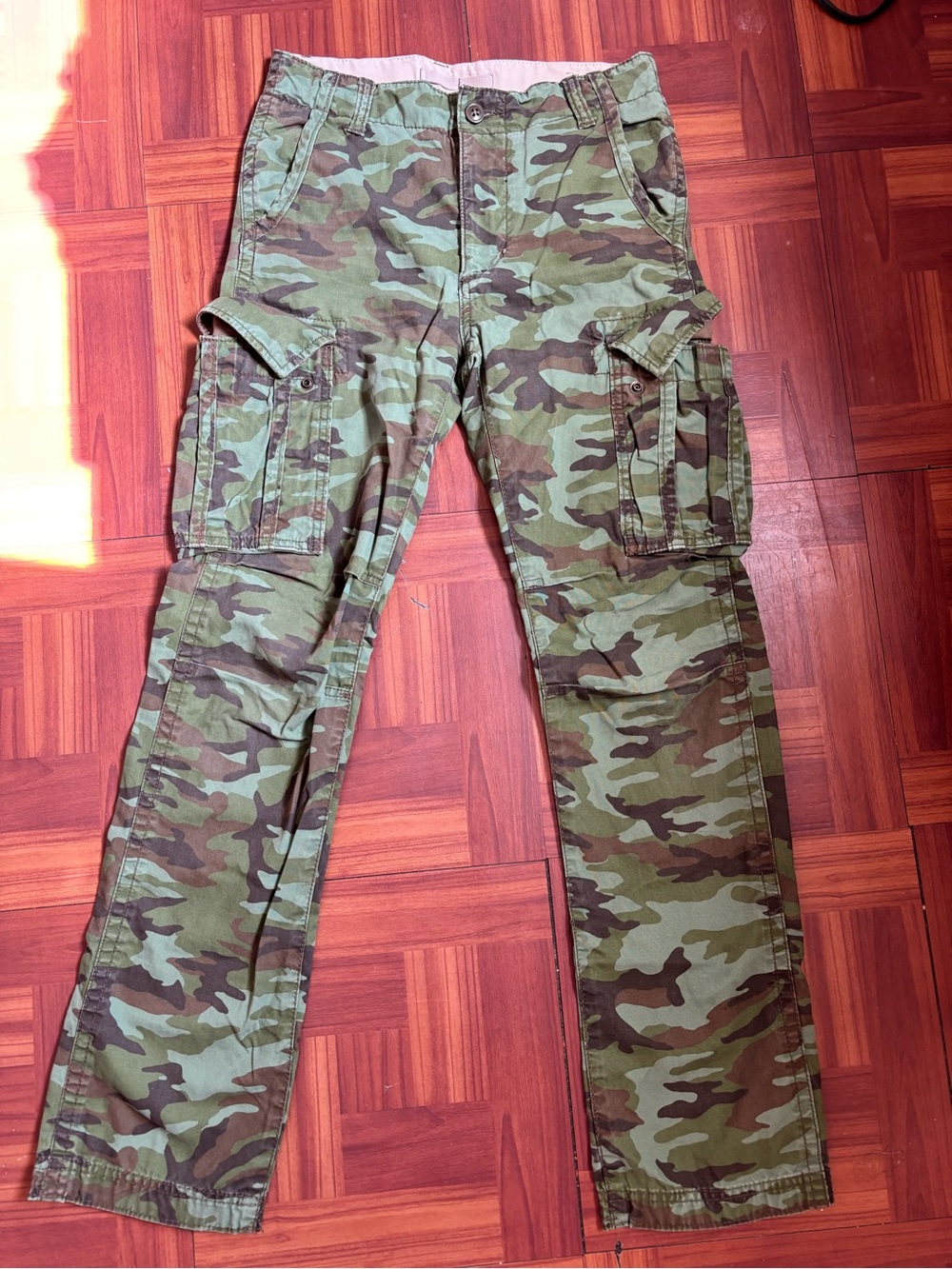 GAP KIDS Camouflage Cargo Pants in Olive Green TAMBIÉN PARA WOMEN talla 6/8